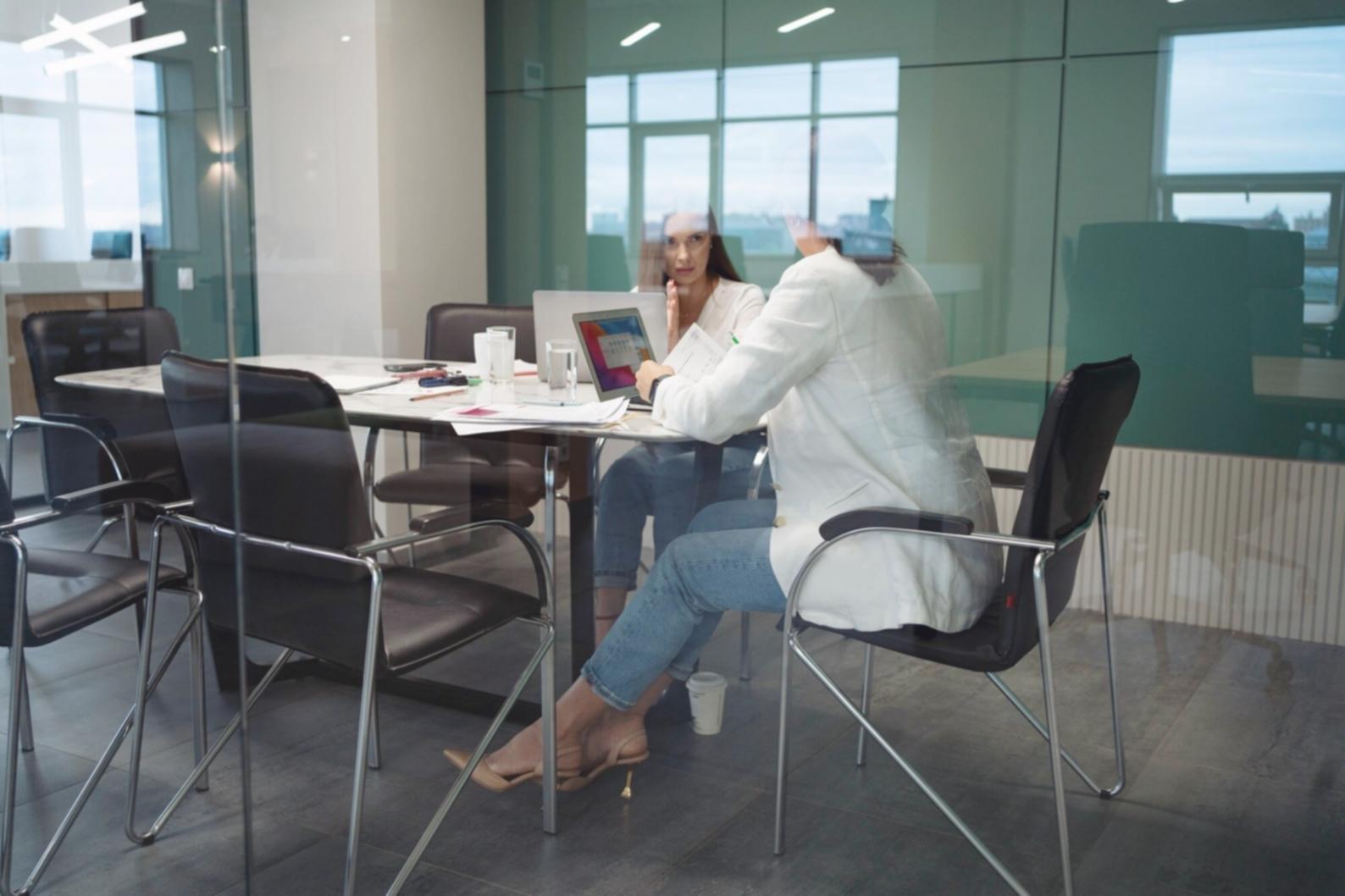 Ambiente di formazione moderno per sessioni di coaching professionale