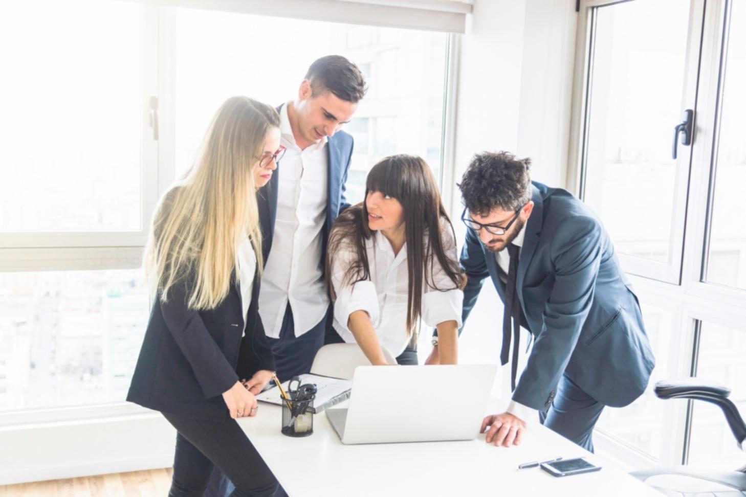 Ambiente di coaching professionale con materiali di lavoro