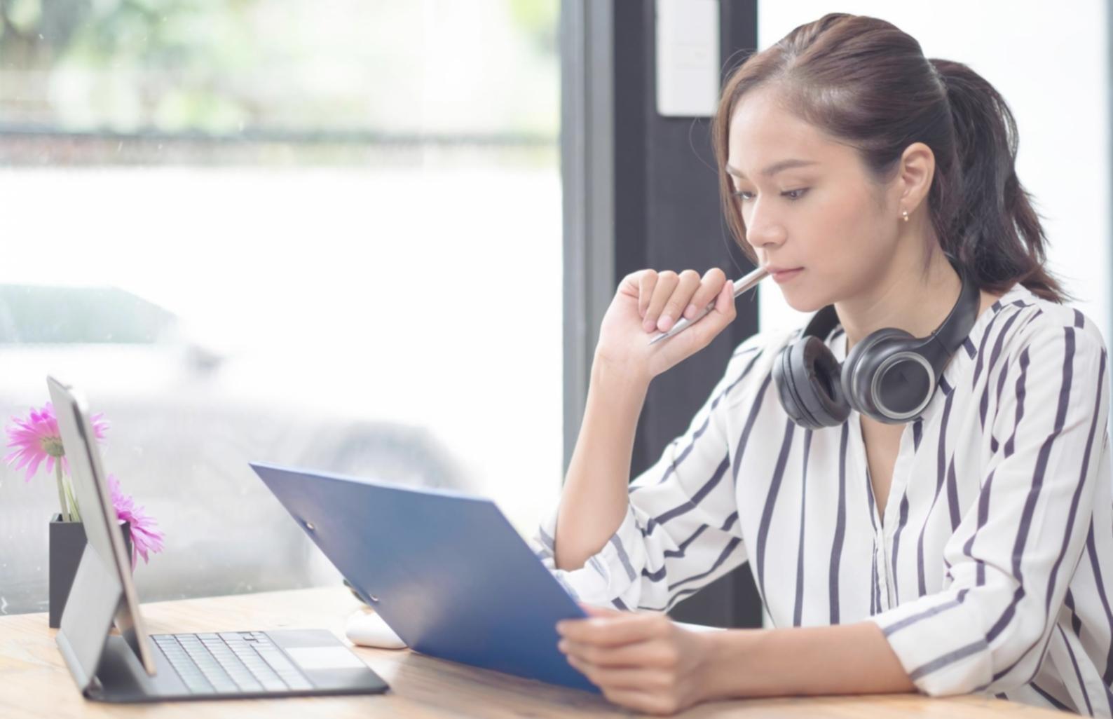 Ambiente di coaching professionale con materiali di lavoro e spazio dedicato al dialogo